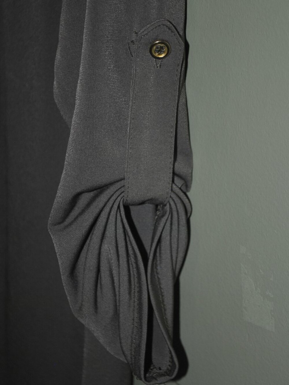 114 Roz & Ali Olive Green Zip Blouse Size M Roll Tab Sleeve - Picture 7 of 8